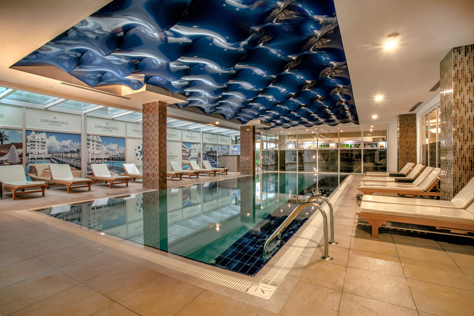 Luxe indoor zwembad om te ontspannen